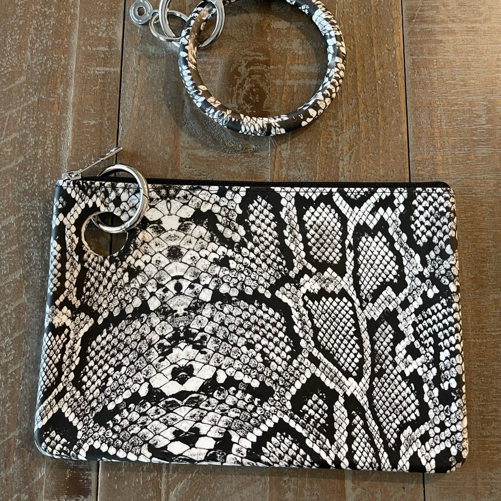 Overture silicone pouch and key ring